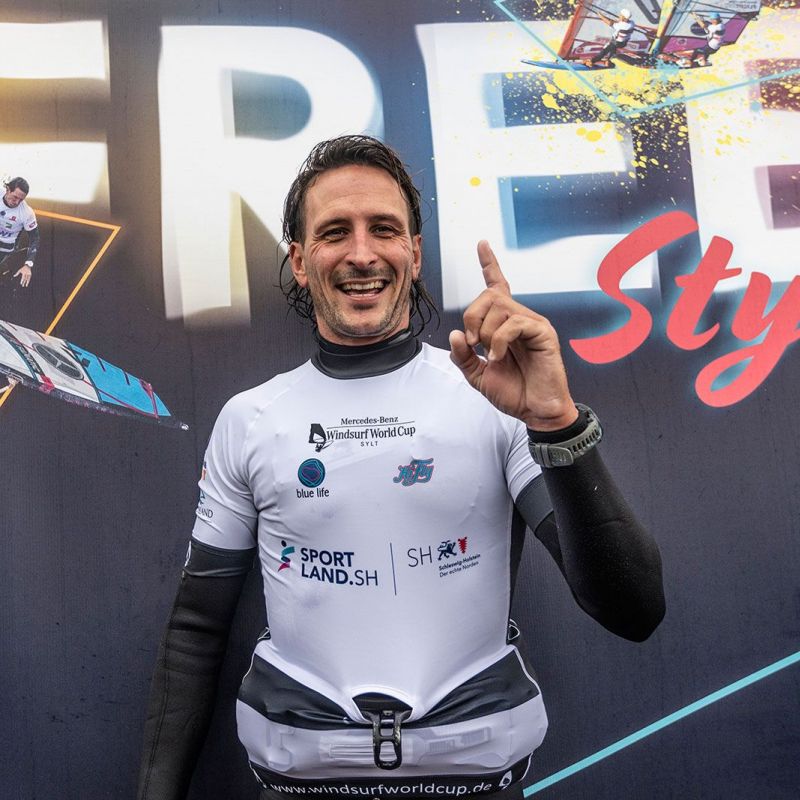 Bitte noch ein Bier, Adrien Bosson