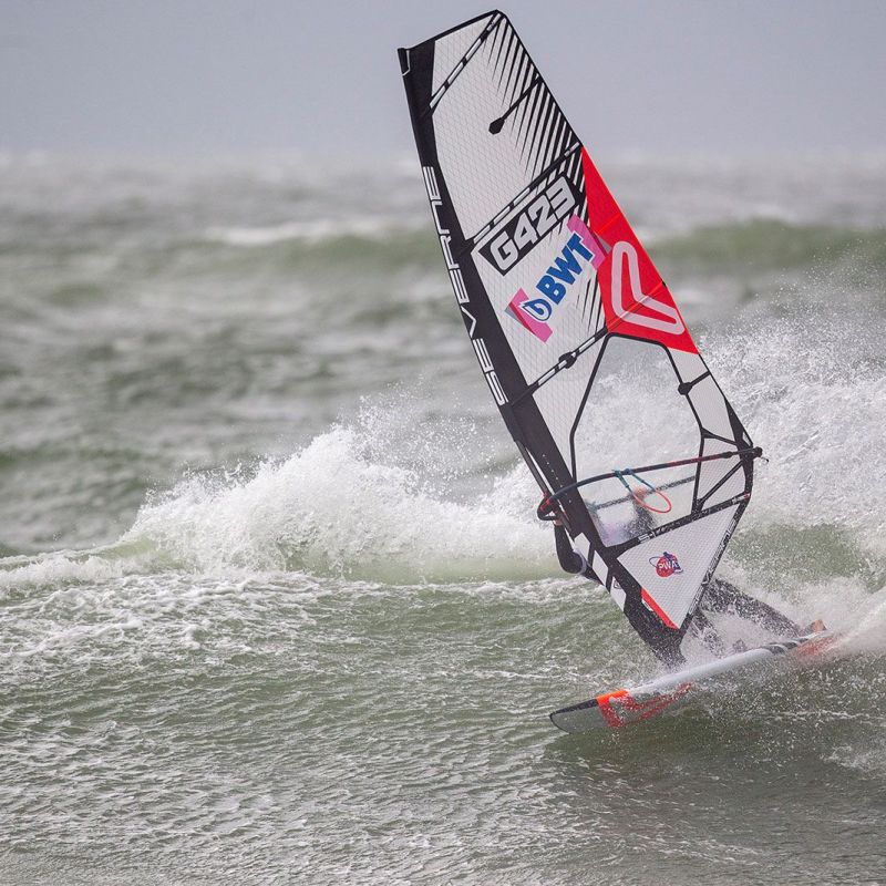 Mit ordentlich Spray auf den Wellen vor dem Brandenburger Strand
