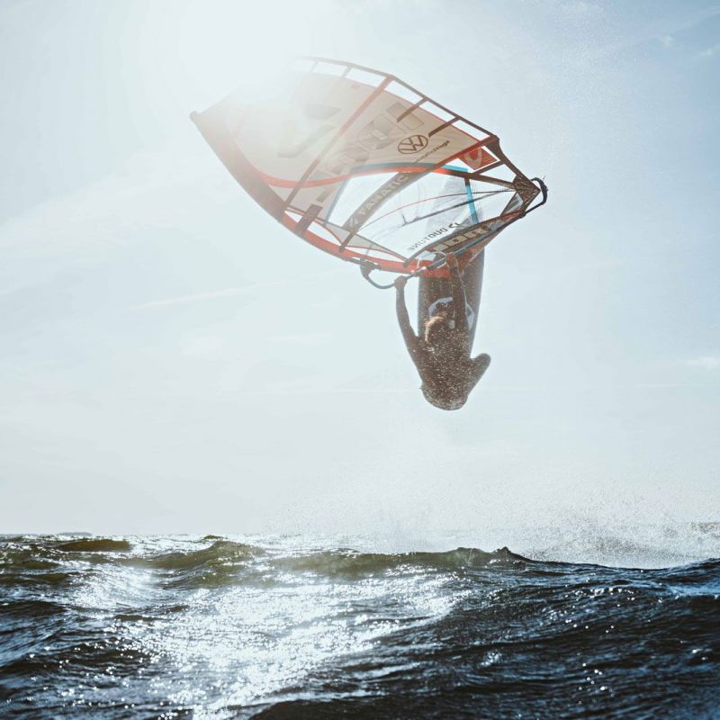 Niclas Nebelung katapultiert sich aus dem Wasser
