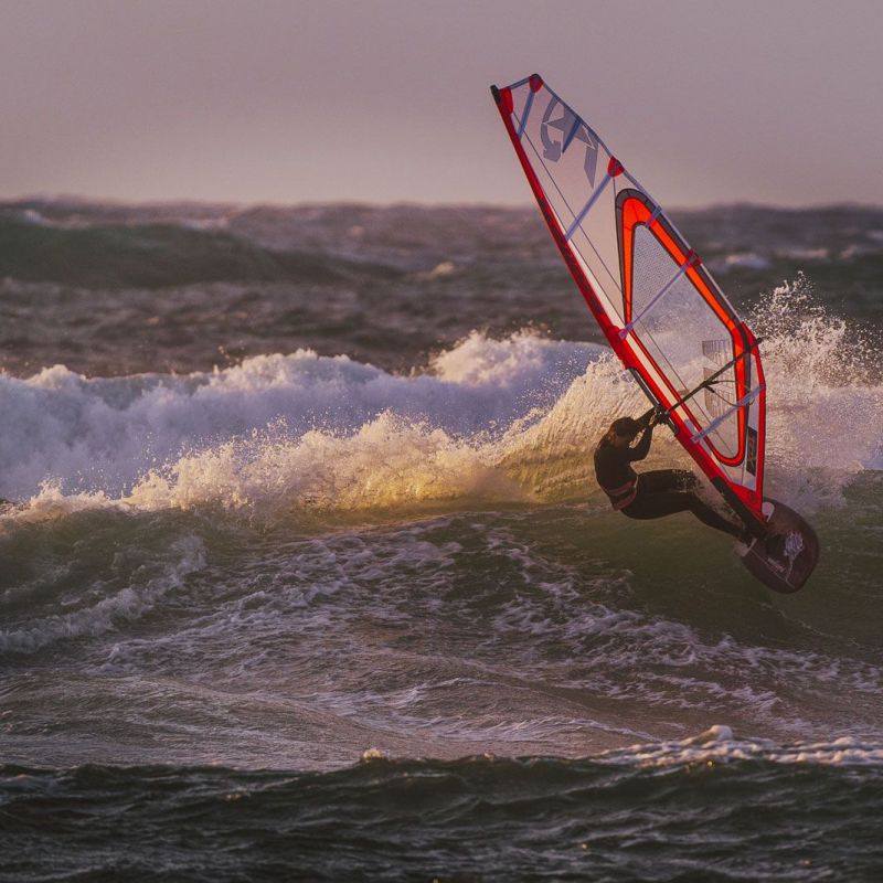 Teamkollege Frithjof Blaasch hlt diesen eindrucksvollen Cutback fest