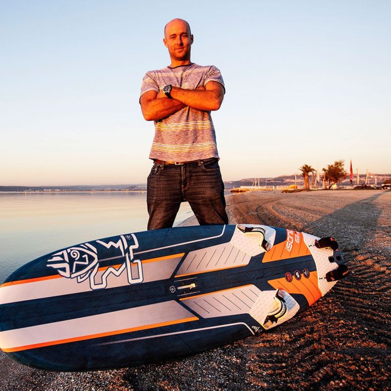 Sebastian Krdel mit seinem Slalomboard am Strand von Frankreich.