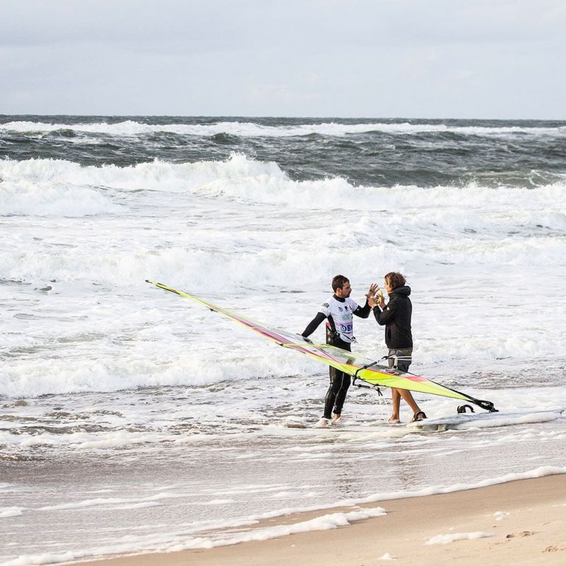 PWA World Cup Sylt 2019: Francisco Goya gratuliert Marcilio Browne nach seinem Heat