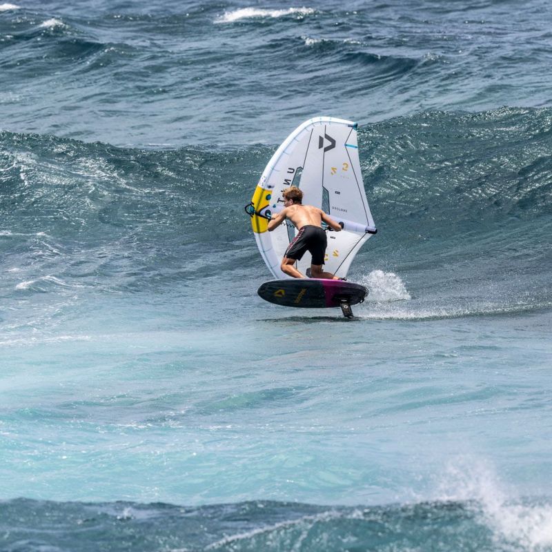 Finn Spencer auf der Welle vor Maui