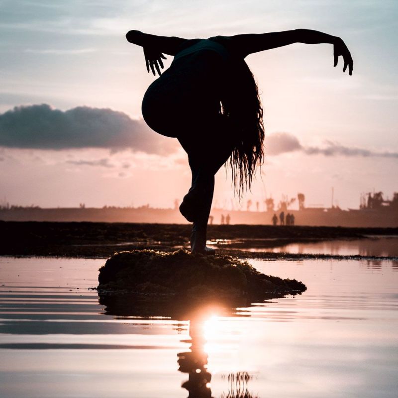 Tropical vibes auf Bali. Sonnenuntergangs-Shooting mit einer indonesischen Surf- und Yogalehrerin.
