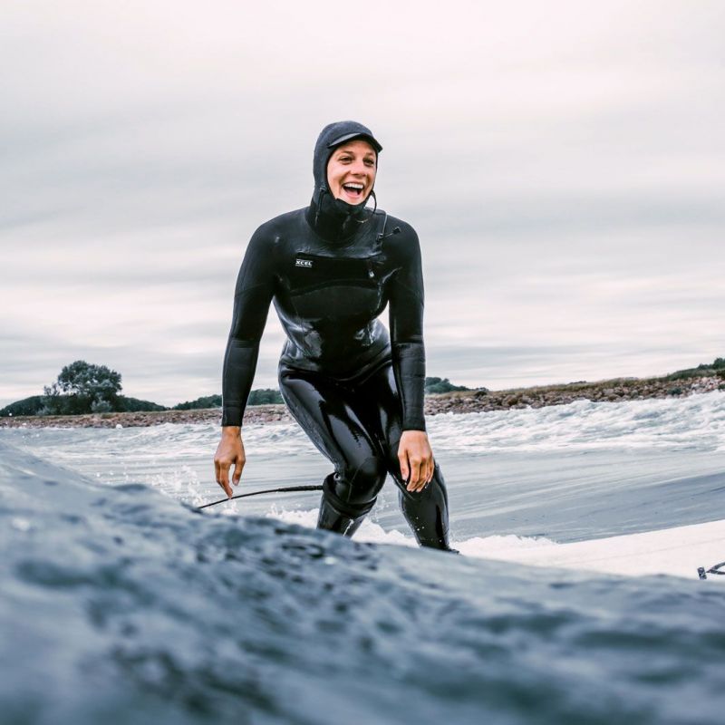 Meine Frau Merle geniet hfthohe Wellen in Damp. Fr Wellenreitaufnahmen in Nord- und Ostsee bevorzugt Henning Weitwinkel.