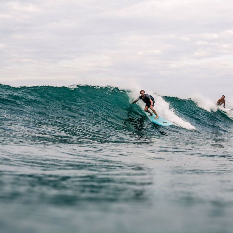 Wellen und die Ruhe nach dem Sturm in Sri Lanka.