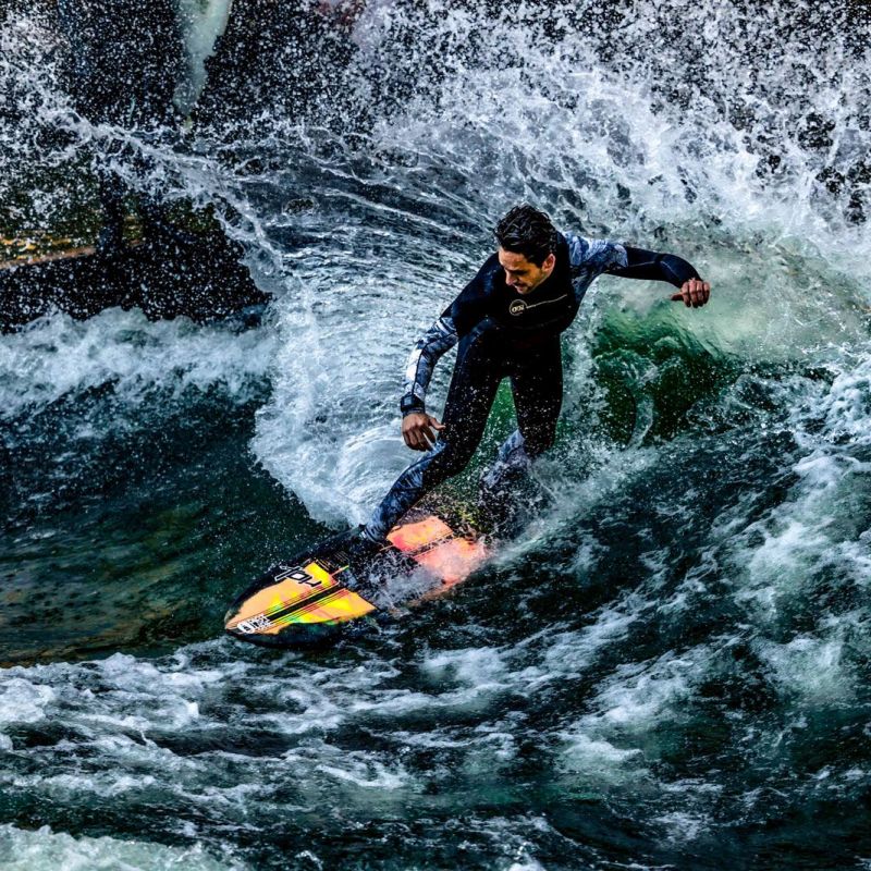 Lokal Surfer Al rippt am Eisbach in Mnchen.