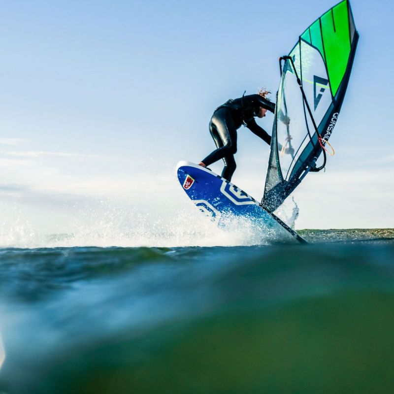 Safety First: Was simpel aussieht, kann beim Freestyle Windsurfen am Priel auch mal eng werden.