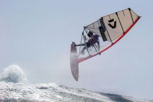Víctor Fernández setzt ein Duotone Prototyp Segel im Wettkampf ein