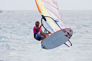 Auch ein Hüpfer über die Zielline heißt bei Antoine Albeau klarer Sieg