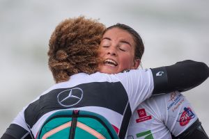 Sarah-Quita und Lina Erpenstein freuen sich beim World Cup Sylt 2019 über das Weiterkommen in die nächste Runde