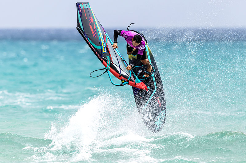 PWA World Cup Fuerteventura 2024: Adrien Bosson setzt sich gegen Lennart Neubauer durch