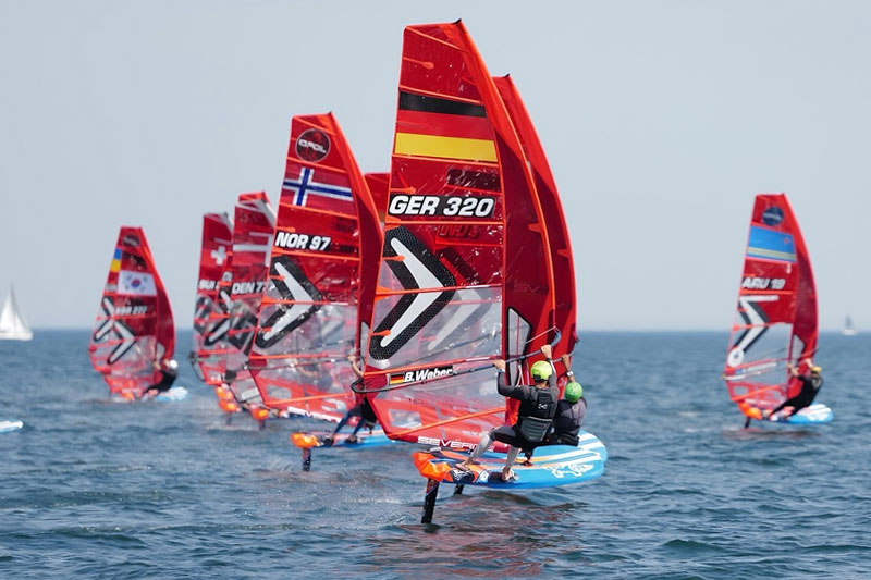 iQFOiL International Games Kieler Woche 2025: Auftakt bei leichtem Wind