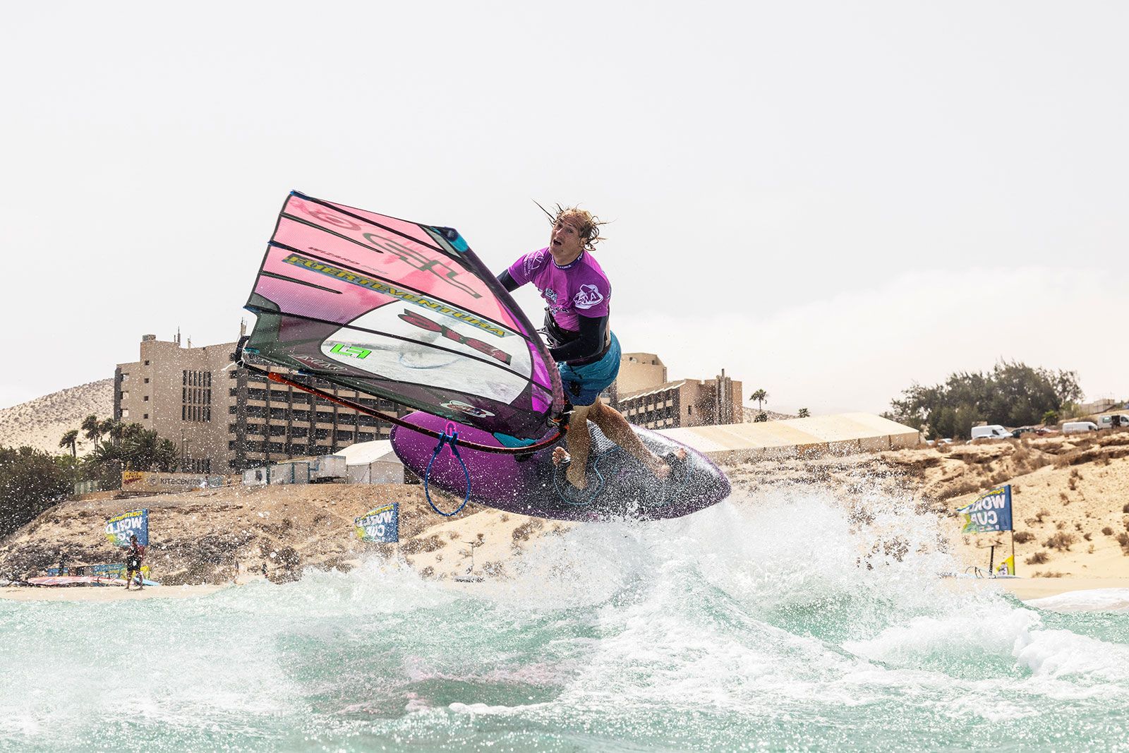 PWA World Cup Fuerteventura 2024: Adrien Bosson setzt sich gegen Lennart Neubauer durch 