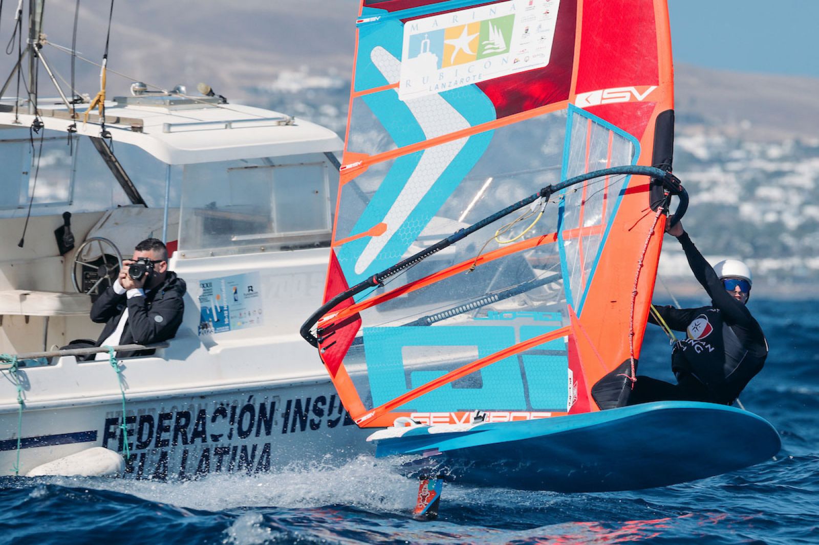 iQFOiL Games Lanzarote 2025: Emma Wilson und Nacho Baltasar gehen in Führung 