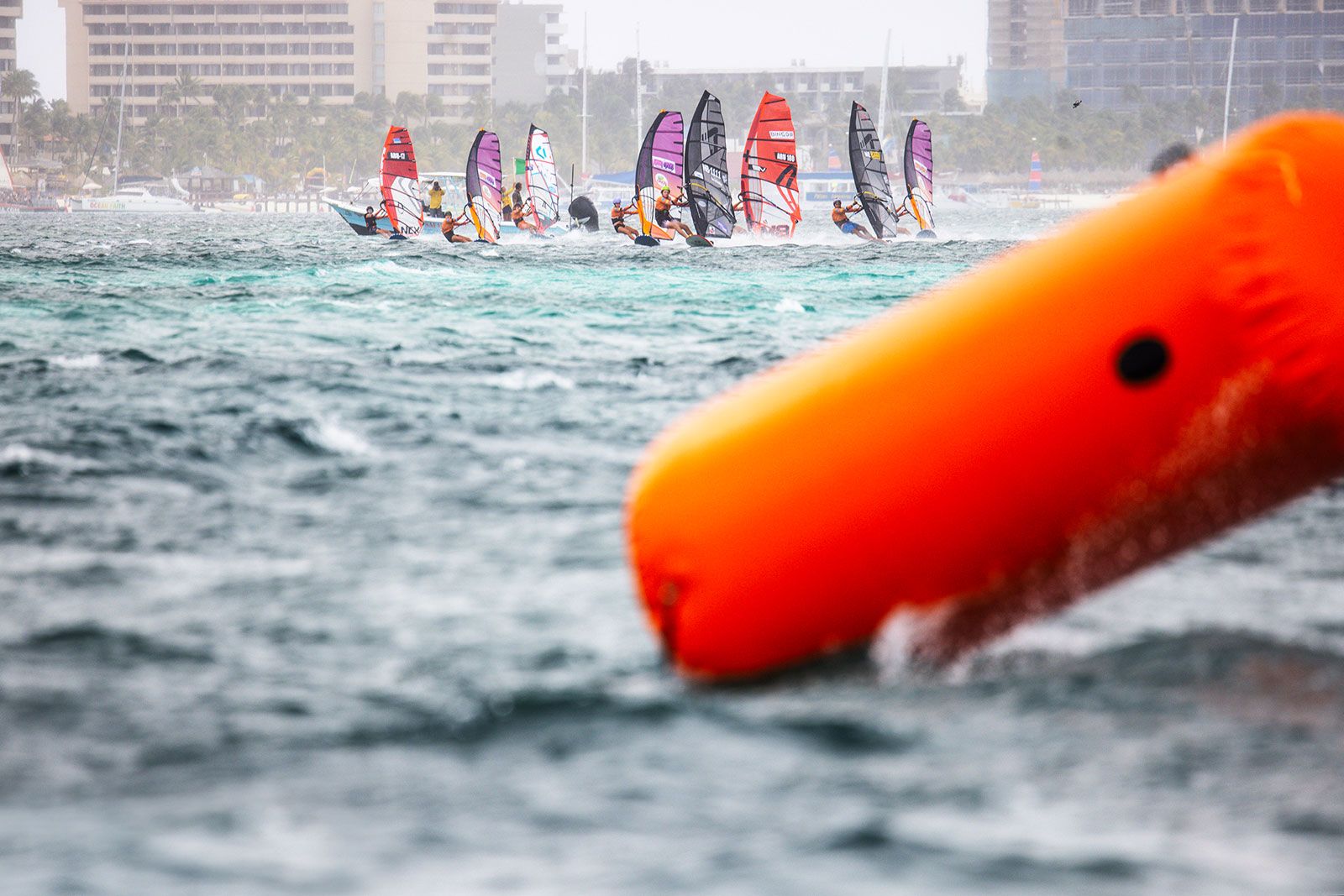 PWA Aruba Hi-Winds Youth Slalom 2025: Traumstart in der Karibik 