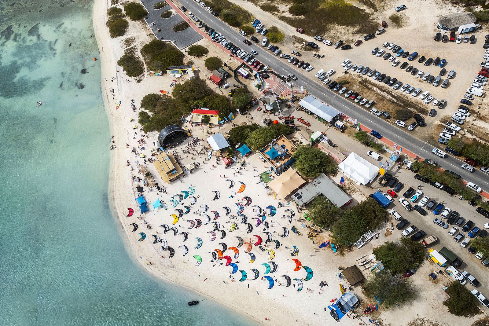PWA Aruba Hi-Winds Youth Slalom 2025: Traumstart in der Karibik 