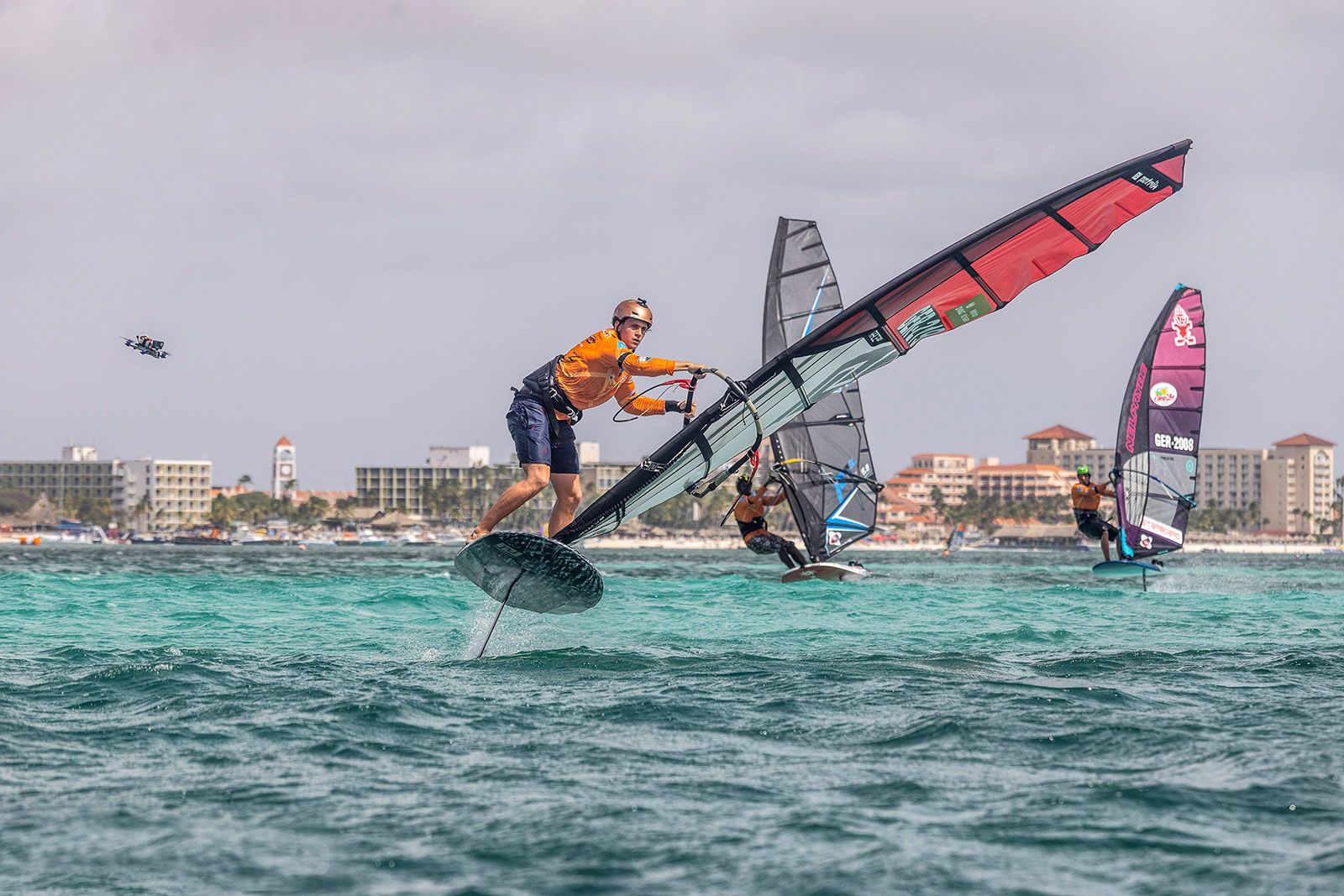 PWA Aruba Hi-Winds Youth Slalom 2025: Bobbi-Lynn de Jong und Brendan Lorho weiter auf Kurs 