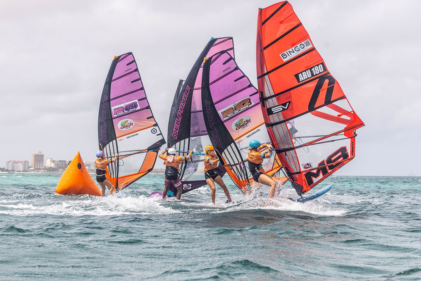PWA Aruba Hi-Winds Youth Slalom 2025: Bobbi-Lynn de Jong und Brendan Lorho weiter auf Kurs 