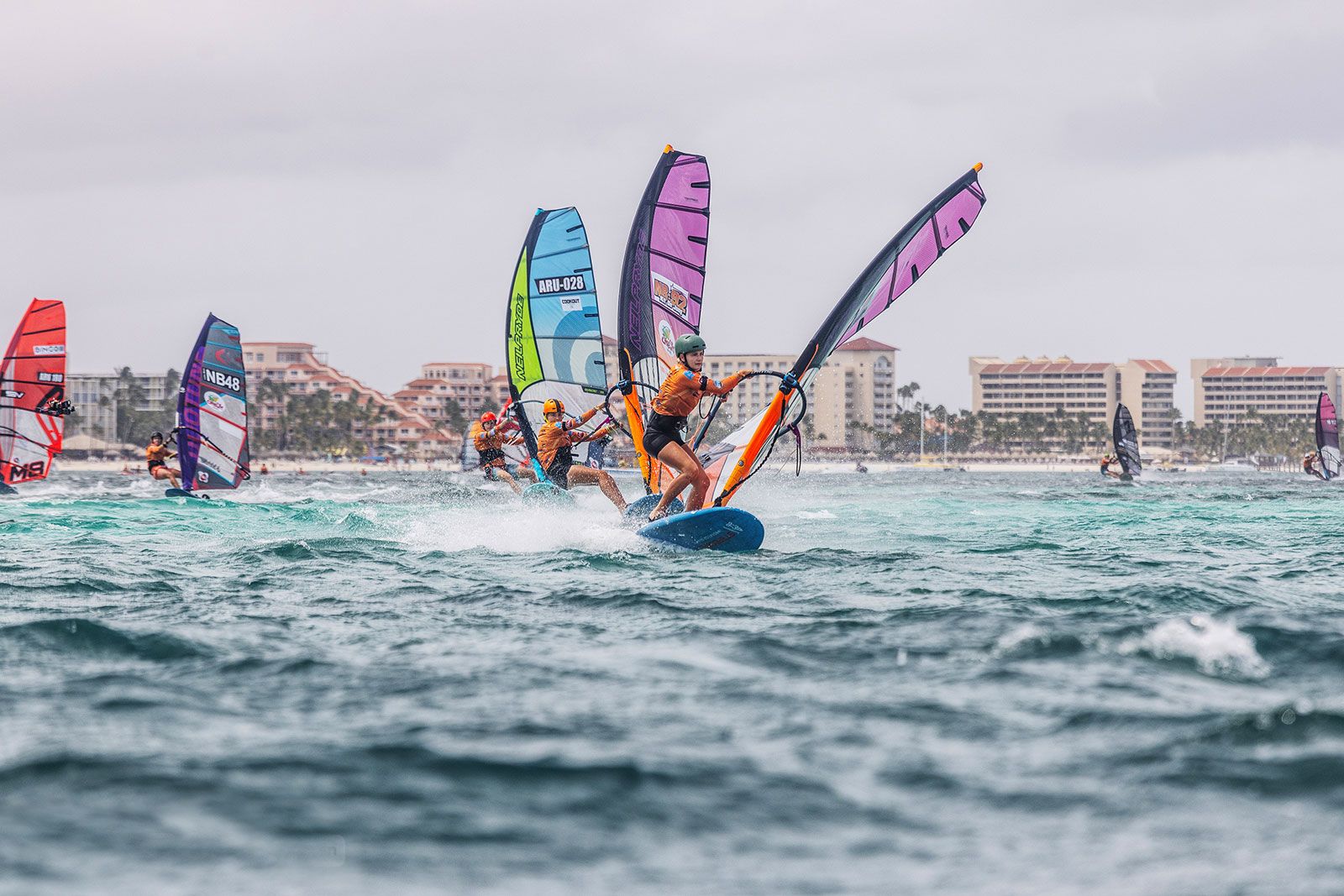 PWA Aruba Hi-Winds Youth Slalom 2025: Bobbi-Lynn de Jong und Brendan Lorho weiter auf Kurs 