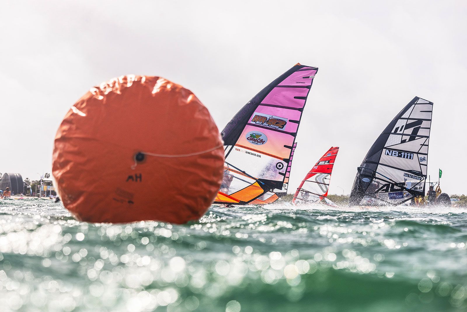 PWA Aruba Hi-Winds Youth Slalom 2025: Bobbi-Lynn de Jong und Brendan Lorho weiter auf Kurs 