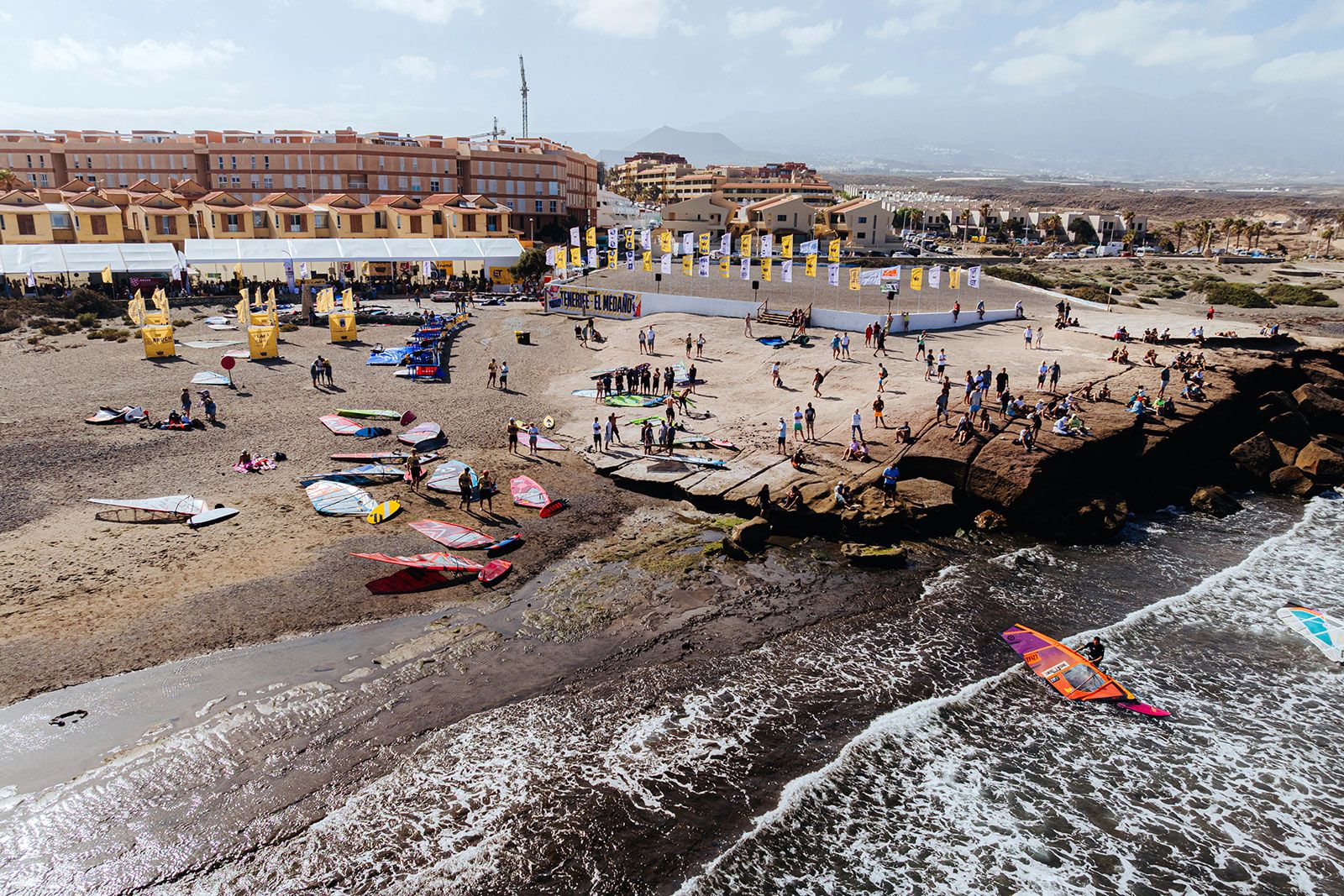 PWA World Cup Teneriffa 2025: Auftaktsieg für Pierre Mortefon 