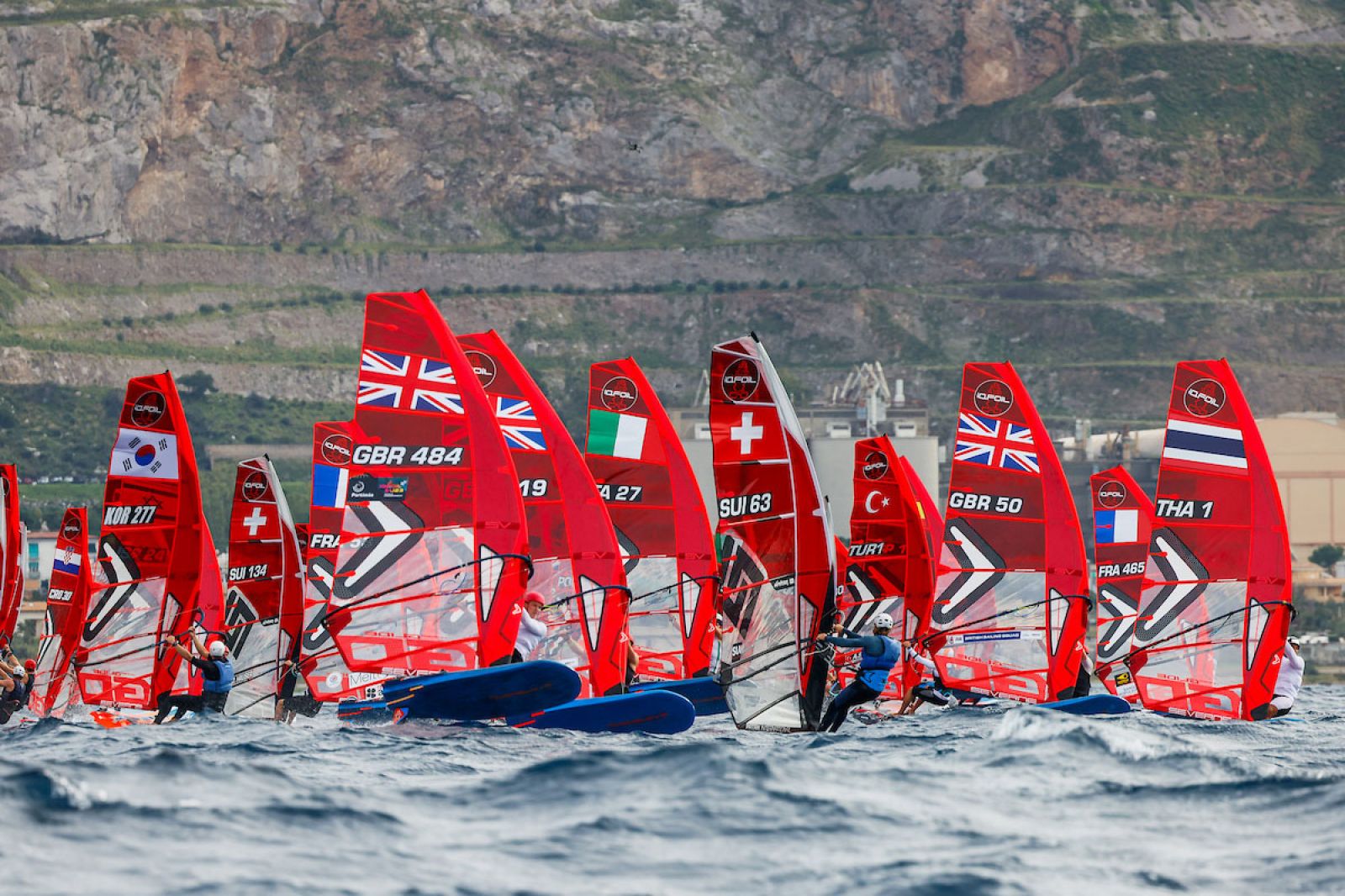 iQFOiL European Championships 2025: Große Namen, leichter Wind