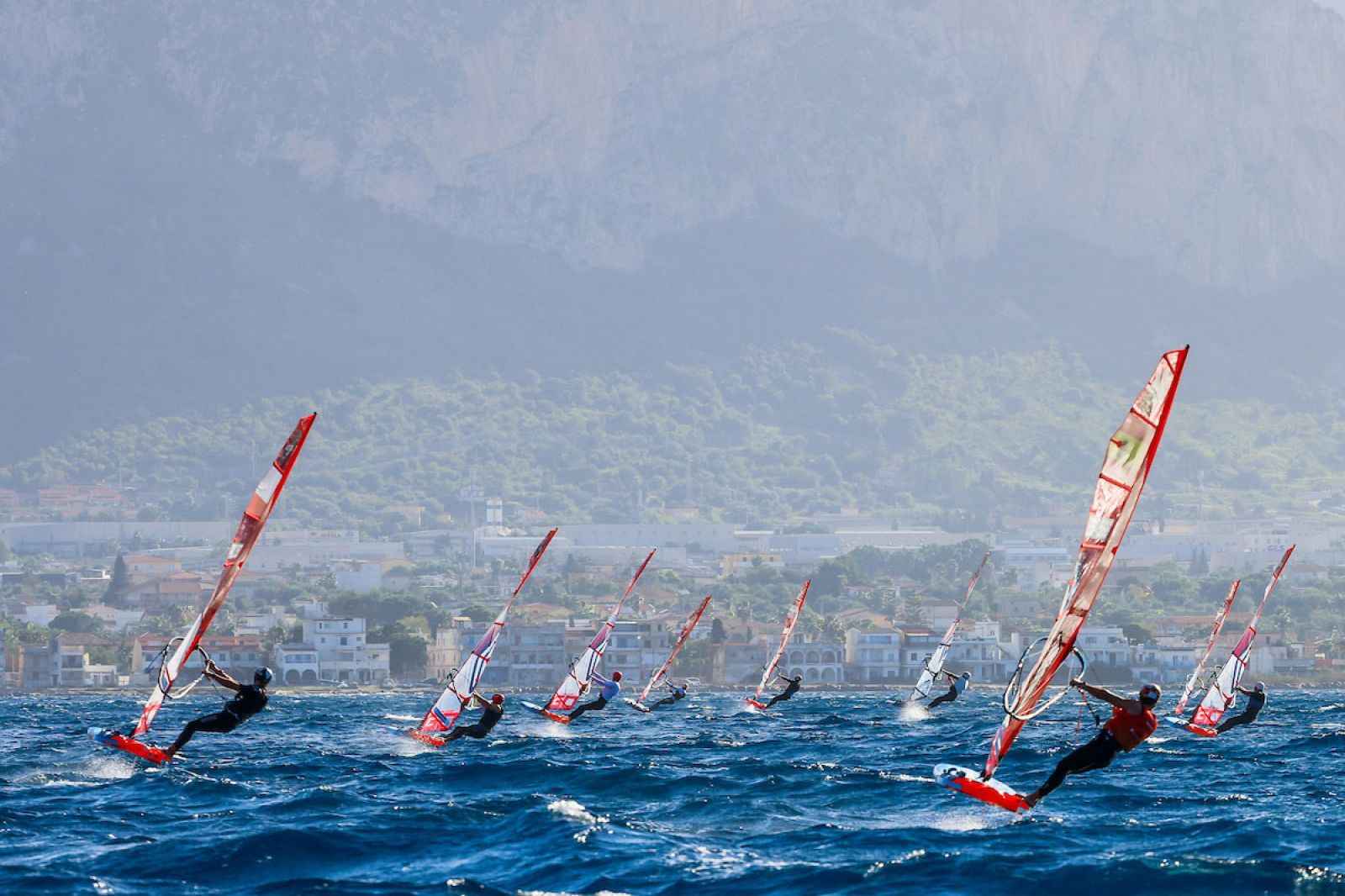 iQFOiL European Championships 2025: Wilson und Reuveny gehen in Führung 