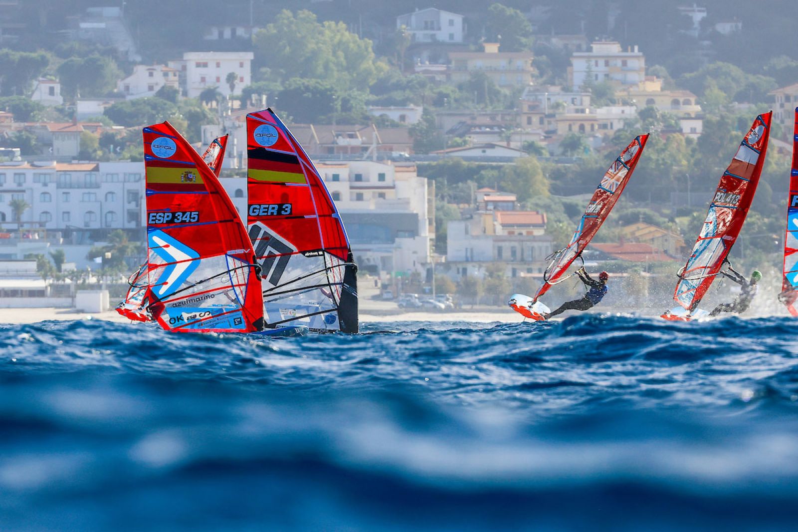 iQFOiL European Championships 2025: Wilson und Reuveny gehen in Führung 