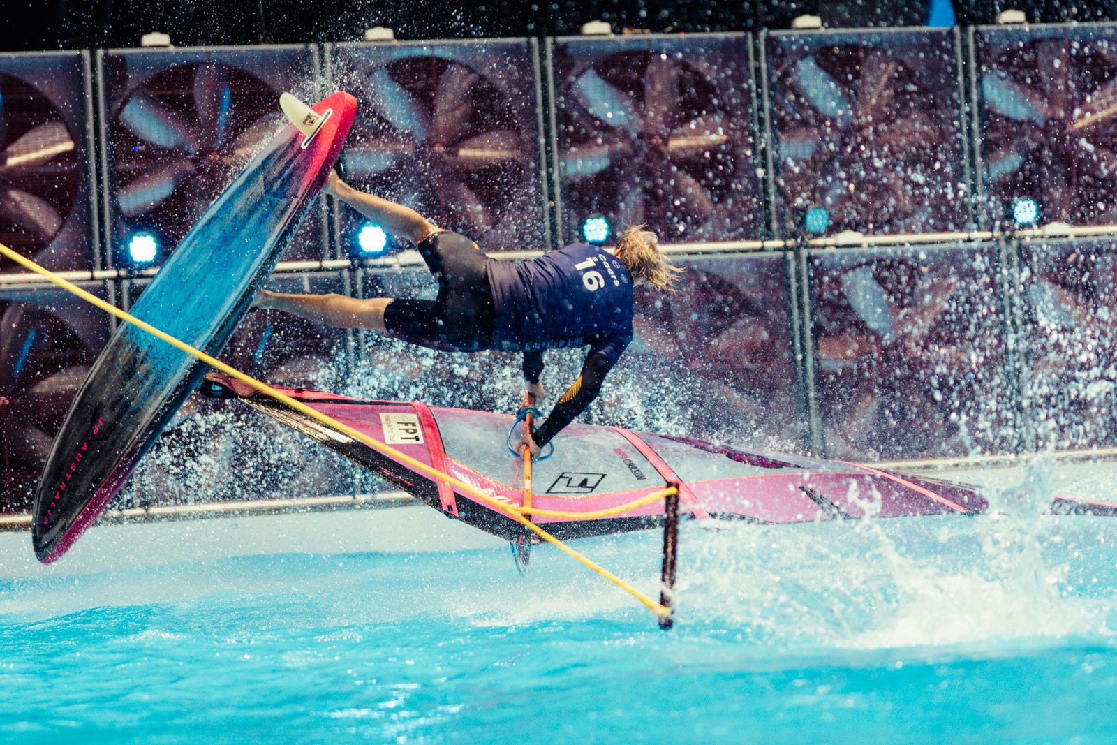 FPT boot D&uuml;sseldorf Tow-in World Series 2026: Huvermann und Caers gewinnen den Indoor-Event 