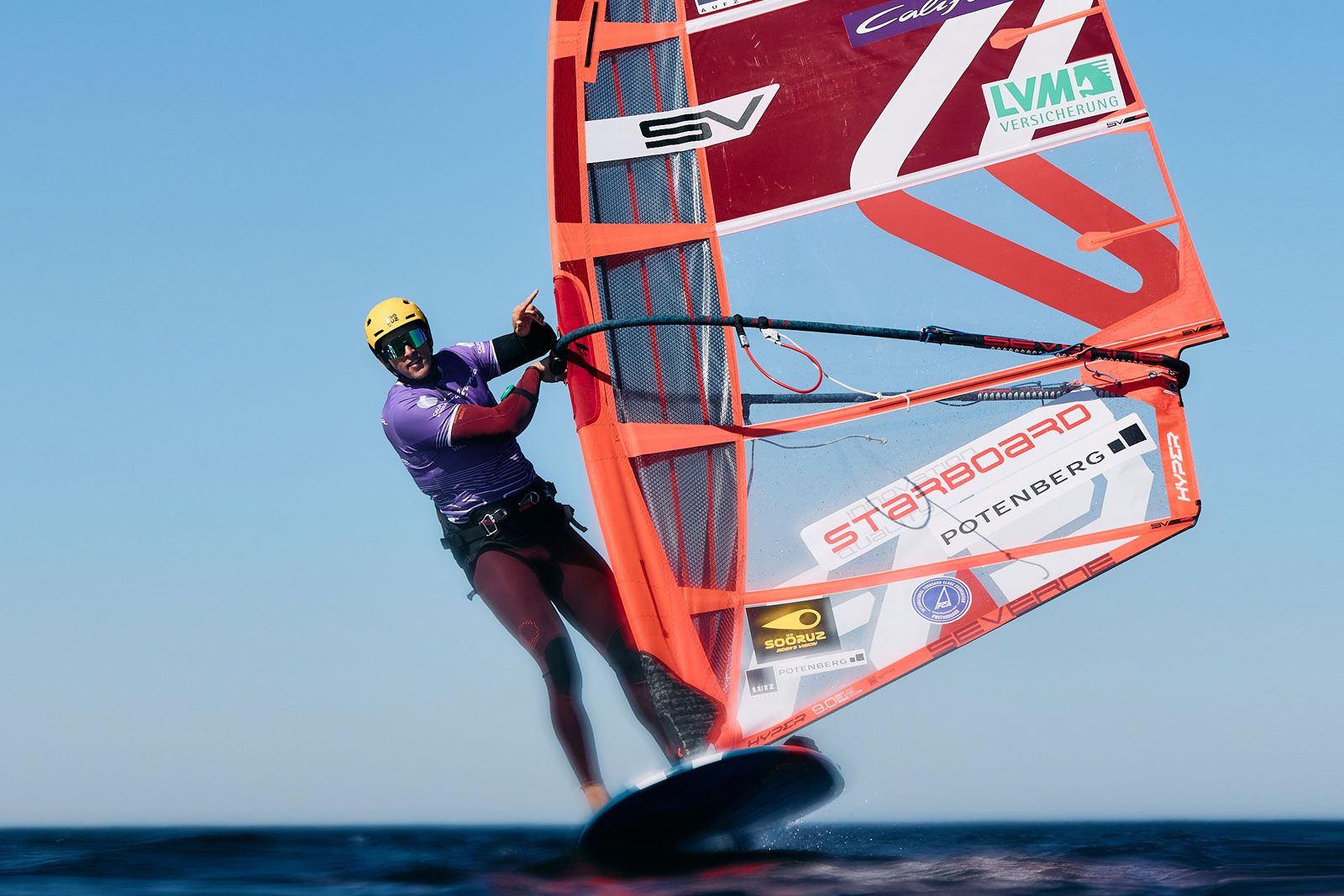 California Windsurf Cup K&uuml;hlungsborn 2026: Fabian Wolf triumphiert im Foiling-Duell 