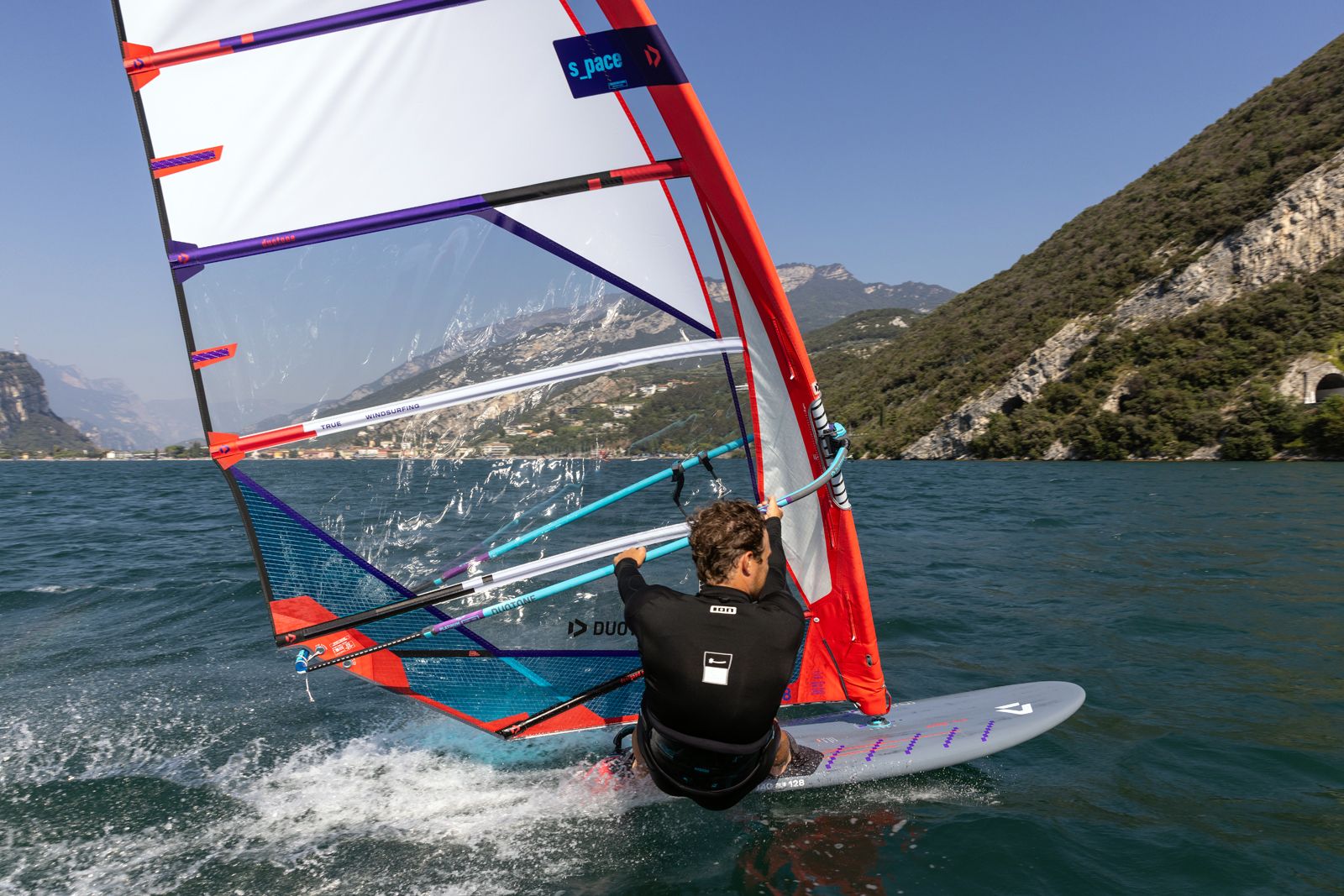 Duotone Jag SLS 2024: Slalomrace-Performance leicht gemacht