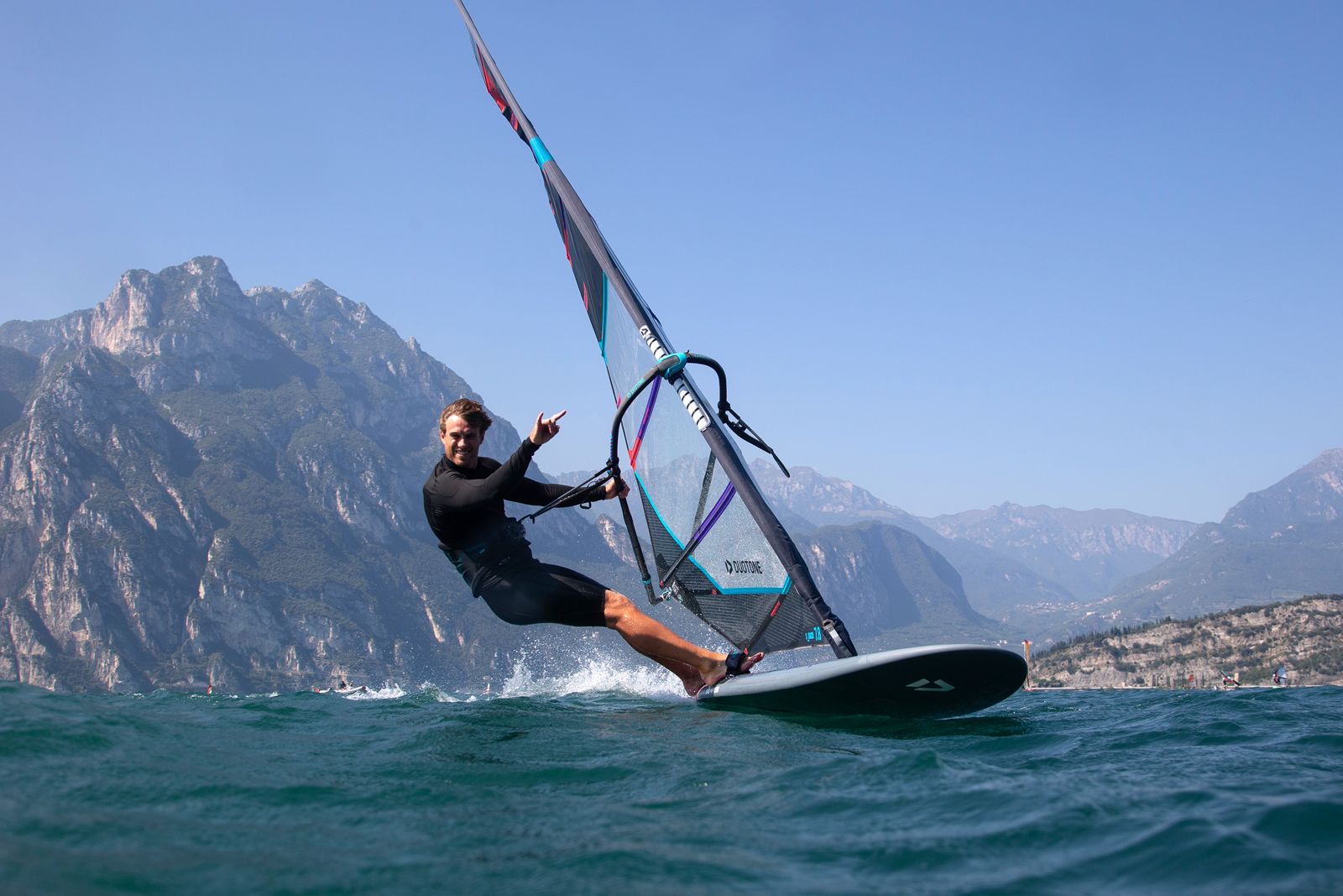 Duotone Jag SLS 2024: Slalomrace-Performance leicht gemacht