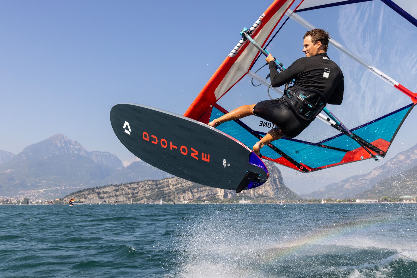 Duotone Jag SLS 2024: Slalomrace-Performance leicht gemacht