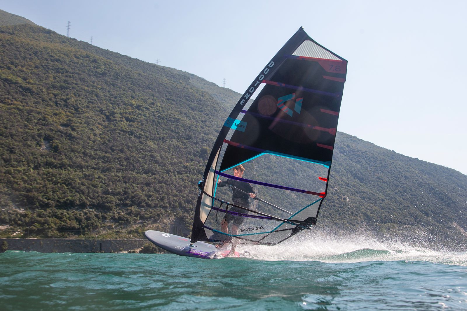 Duotone Jag SLS 2024: Slalomrace-Performance leicht gemacht