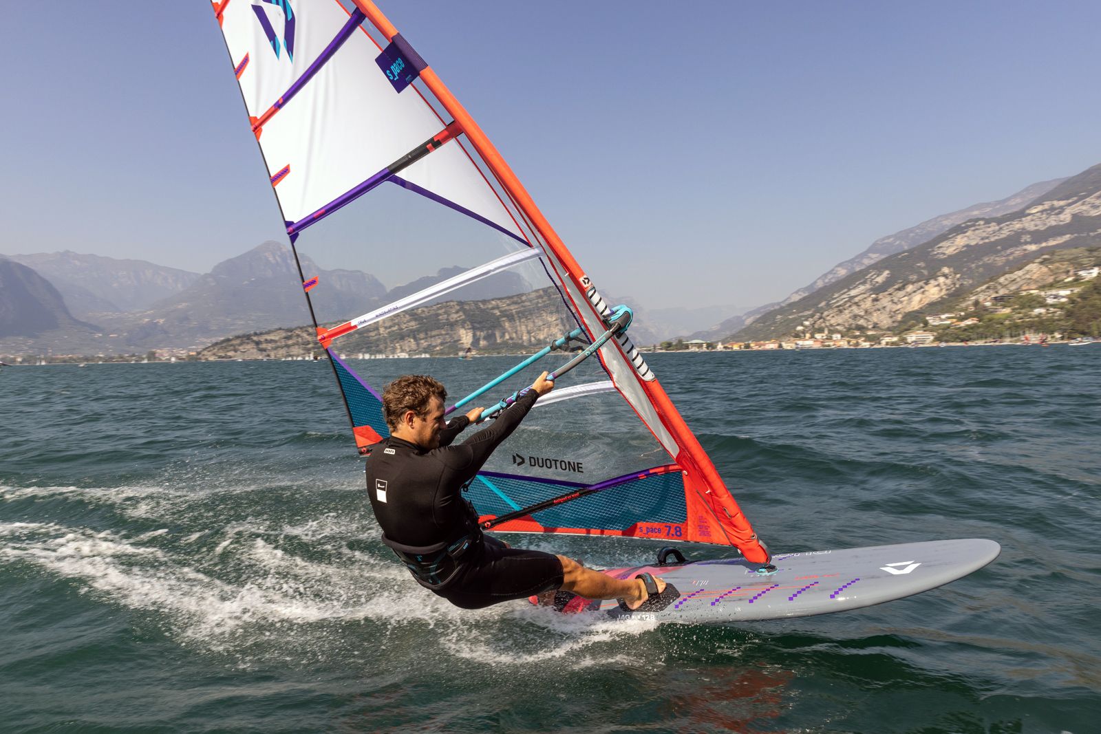 Duotone Jag SLS 2024: Slalomrace-Performance leicht gemacht