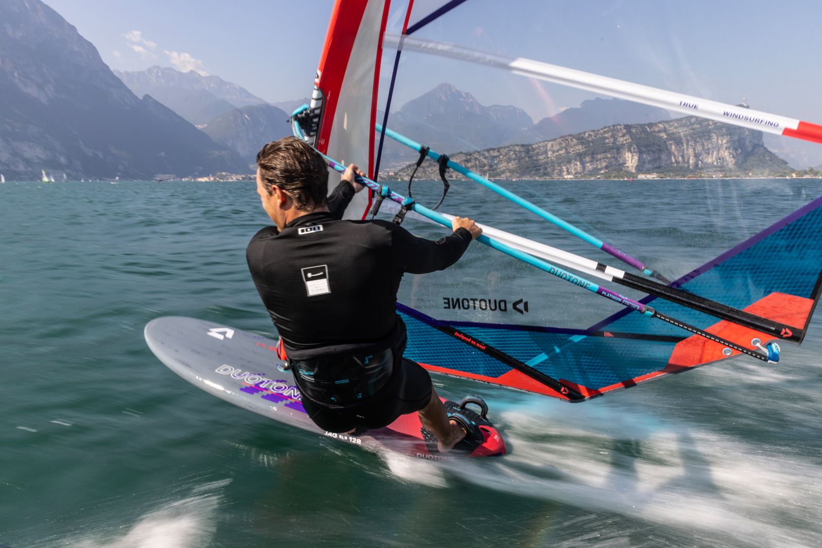Duotone Jag SLS 2024: Slalomrace-Performance leicht gemacht