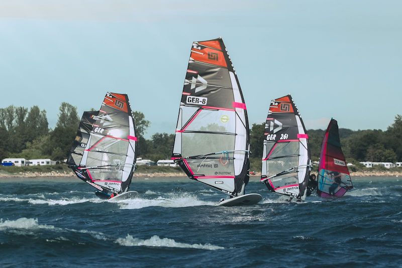 Racer of the Sea zieht Südkap Original Surfwear Sylt als Sponsor an Land
