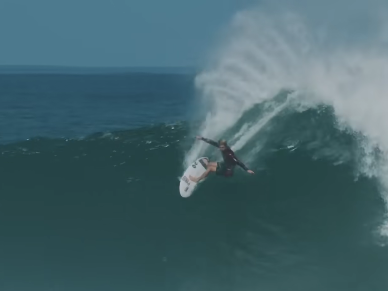 John Florence holt sich auch die Triple Crown of Surfing