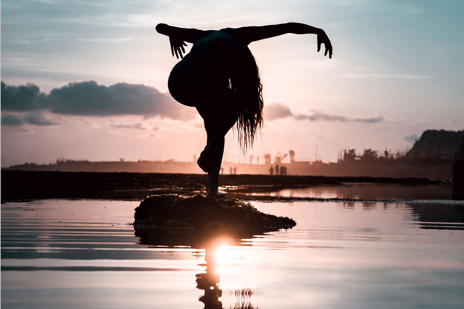 Kosmopolit, Model und Fotograf: Henning von Jagow im Interview Tropical vibes auf Bali. Sonnenuntergangs-Shooting mit einer indonesischen Surf- und Yogalehrerin.