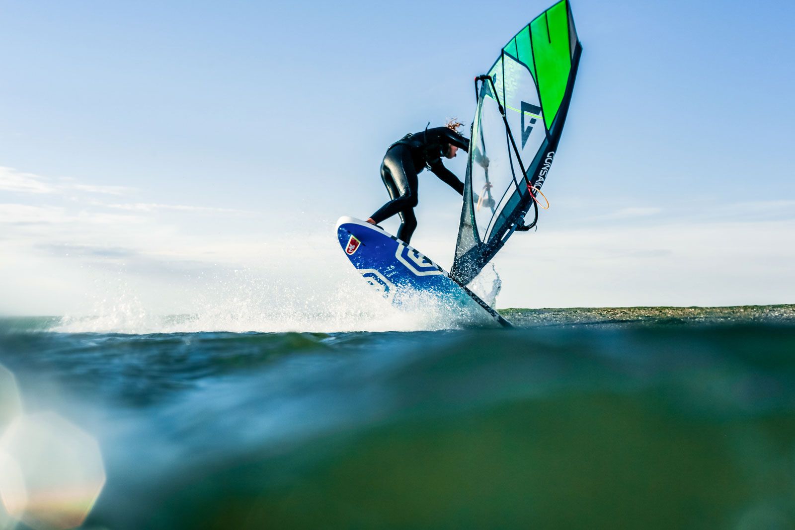 Kosmopolit, Model und Fotograf: Henning von Jagow im Interview Safety First: Was simpel aussieht, kann beim Freestyle Windsurfen am Priel auch mal eng werden.