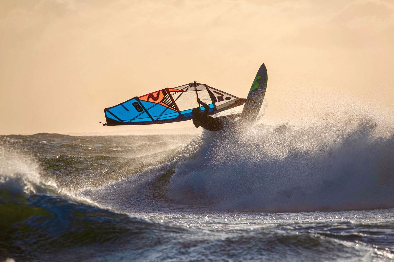 Gustav Häggström: Im Winter Elektroniker, im Sommer Profiwindsurfer 