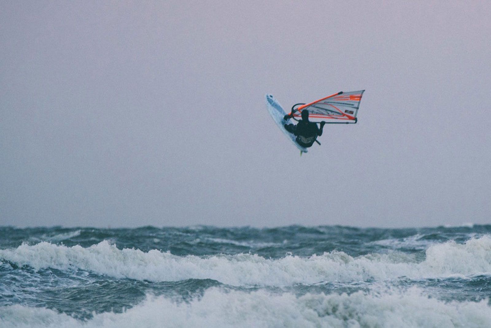 Windsurfen im Winter: Verrückt und gefährlich? Oder einfach nur geil? 