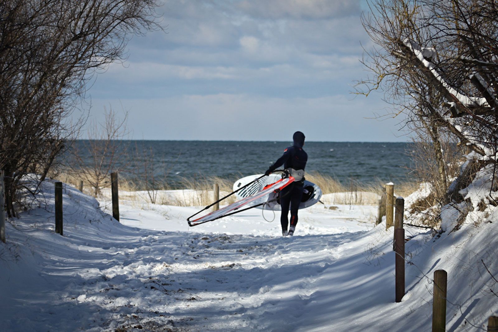 Windsurfen im Winter: Verrückt und gefährlich? Oder einfach nur geil? 