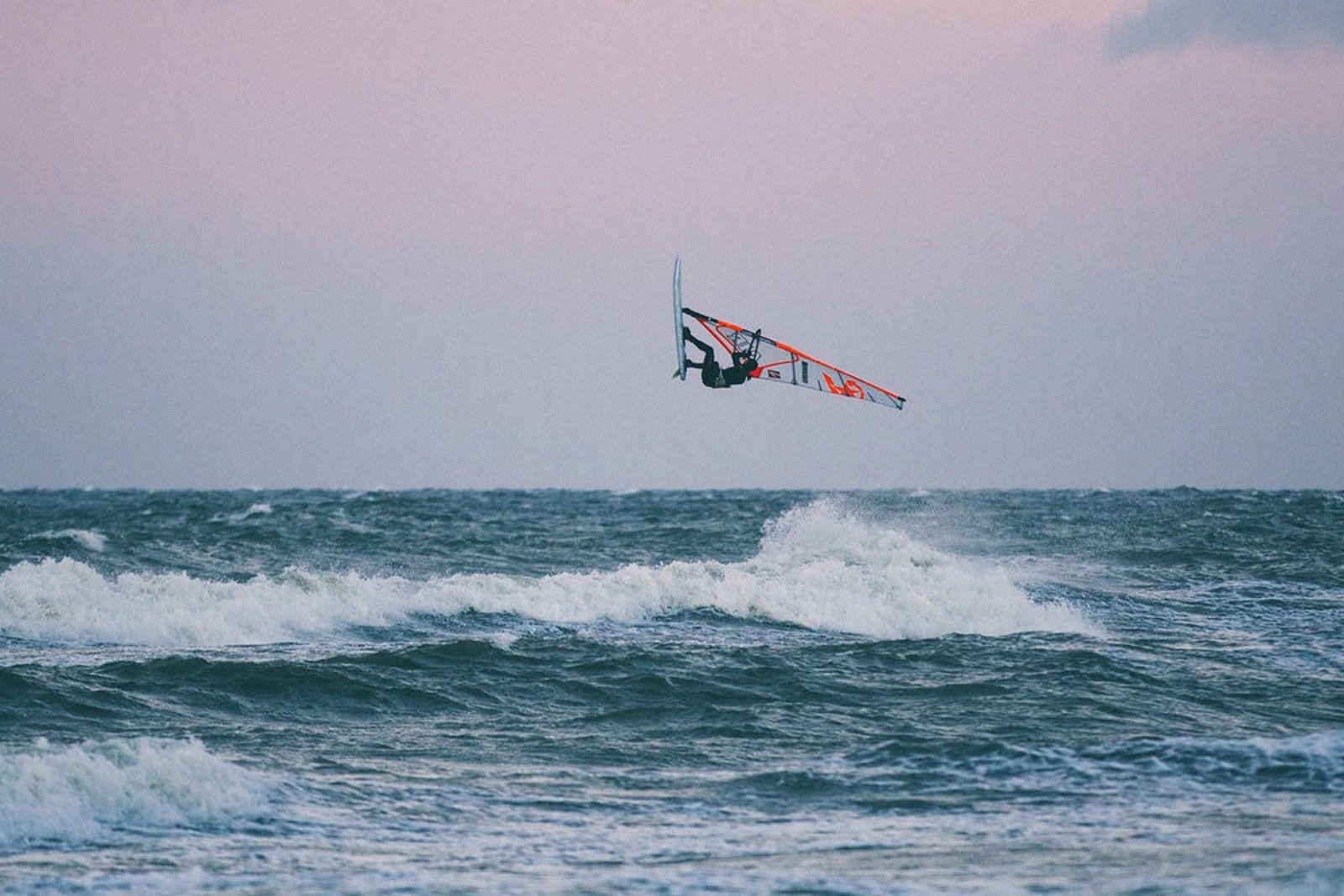 Windsurfen im Winter: Verrückt und gefährlich? Oder einfach nur geil? 