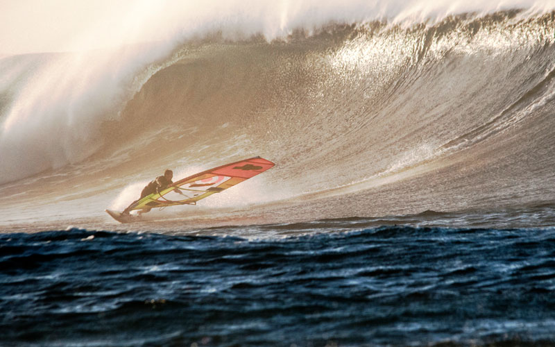 Big Wave ums Eck: Leon Jamaer scort Riesenwellen auf Fuerteventura