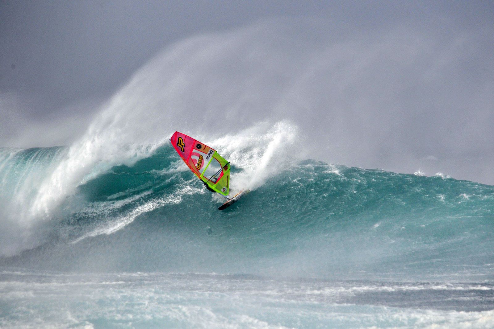 Big Wave ums Eck: Leon Jamaer scort Riesenwellen auf Fuerteventura 