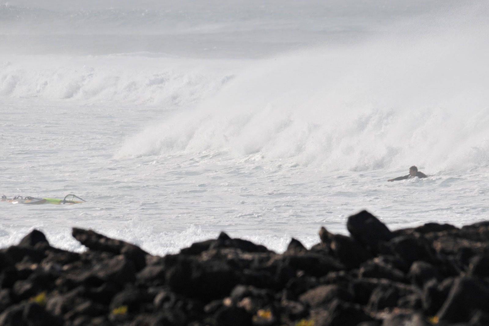 Big Wave ums Eck: Leon Jamaer scort Riesenwellen auf Fuerteventura 