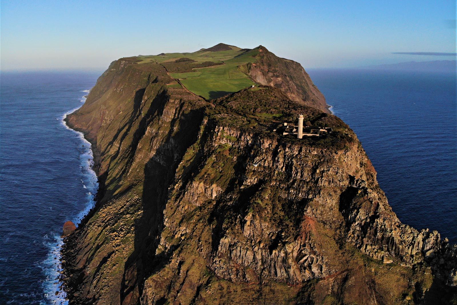 Drohnenaufnahme von der Westspitze der Insel Sao Jorge, Azoren
