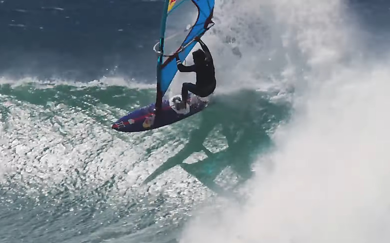 Windsurfing vs Surfing - Kai Lenny & Ricardo Campello